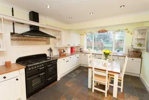 Self Contained apartment with owners living above - Image 4