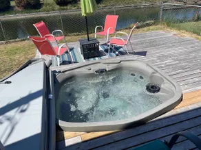Cozy 2bd home on waterfront with hot tub - Image 2