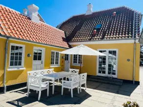 Cozy Historical Yellow House on Markvej - Image 3