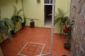 Colonial house in historic downtown - Image 5