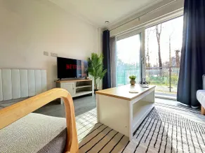 Luxury Canal-side Apartment, Hemel Hempstead, Free parking, Perfect for Contractors - Image 3
