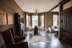 Modern vintage chic steps from Wrigley: park free - Image 3