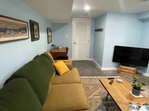 Eclectic 1-bedroom place with free street parking - Image 4