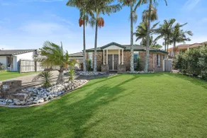 Mooloolaba Beach 5 mins Spacious Home Private Pool - Image 3