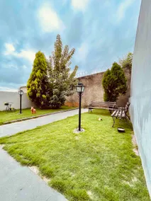 Large colonial house with four bedrooms and a garage - Image 4