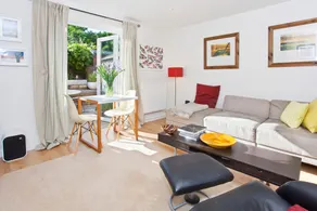 Walking distance to racecourse and city centre - Image 2