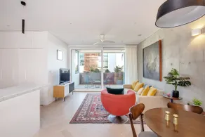 'The Fern' Light-Filled Urban Retreat near Dining - Image 2