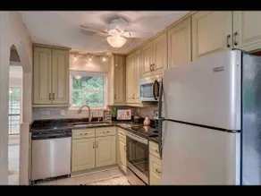 4 bedroom house with a swimming pool - Image 2