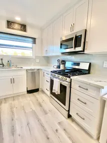 Beautiful Beach Retreat in Heart of Town - 2blks to Beach - Image 3