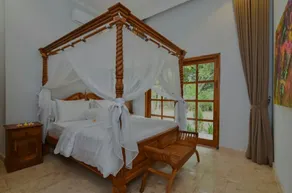 Beachfront Private VILLA & POOL - Image 4