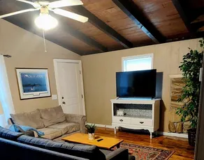 Laura's Loft Near Beaches - Image 4