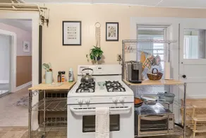 Beautiful Downtown Apartment, walk to everything! - Image 2