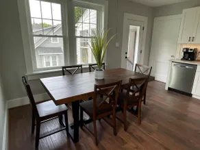 Judge’s Quarters: Exquisite Luxury Apartment - Image 2