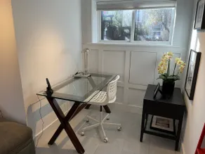 Dog-friendly: Street Parking+Desk+FASTwifi+50”Roku - Image 4