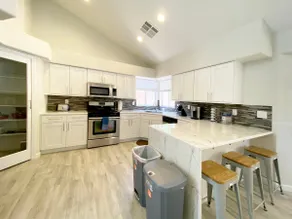 Elegant 5 Bed Home with Cozy Pool! - Image 5