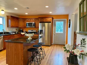 Relaxing Wooded Retreat w amenities - Image 3