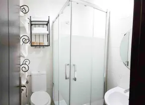 Centrally located and modern apartment near Gibraltar - Image 4