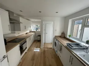 Modern, renovated 3 bed home near railway station - Image 4
