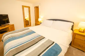 Quarry Bank - Three Bedroom House, Sleeps 6 - Image 2