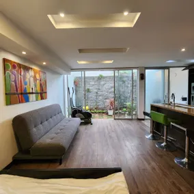 Modern, safe, strategic suite close to everything - Image 5