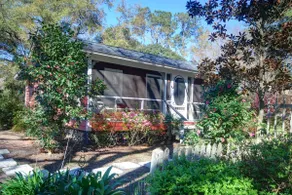 Cottage in the Oaks  is a  restored Historical Cottage from the late 1800’s - Image 5