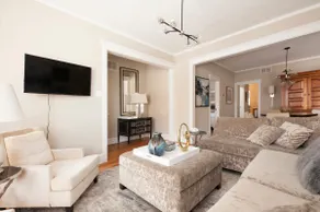 Charming 5-BR Duplex by Wrigley, Garage & Yard - Image 2