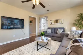 Near SHAW, Pet Friendly, Big Fenced Yard, King Bed - Image 3