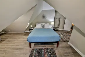 Unique Midtown Upper Level Suite - Image 3