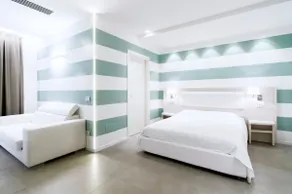 Beachfront apartment with pool - Image 3