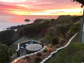 Sweet Oceanfront Studio in Vintage Cabin (Hot Tub) - Image 2