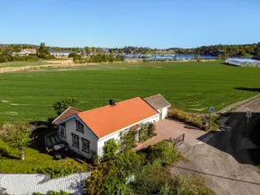 Detached house with garden, sunny patios and lake view - Image 2