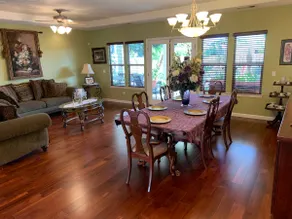 Large Beautiful Home With Quaint Courtyard - Image 5