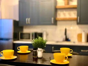 Cozy Downtown Suite | Walk to Restaurants & Shops - Image 5