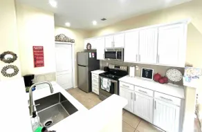 Great location! 3 BR townhouse w/ garage and patio - Image 4