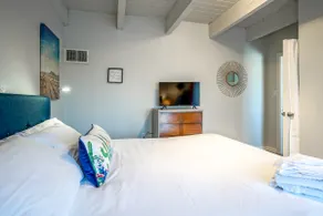 #3: King bed, Queen Bed, 2TV's - Walk to Old Town - Image 3