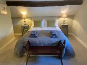Beautiful Old Cotswold Cottage with shared pool - Image 4