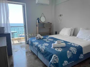 Kalamata's Sea Breeze beachfront apartment #3 - Image 4