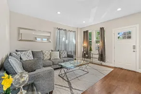 Gorgeous 5 BDR/ 4BA in Logan Square w/Parking! - Image 4