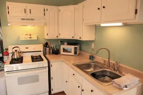 Nola’s Nest - North Coast Lakeview Vintage Home - Image 3