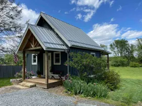 Farm cabin close to downtown - Image 3