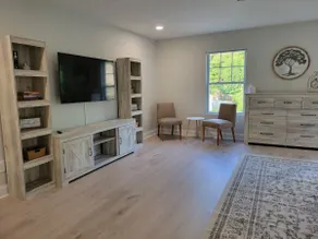 Clean and Comfy Charlotte House - Image 2