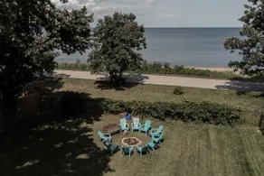 Beach House Oasis • Fastwifi • Firepit • LargeYard - Image 2