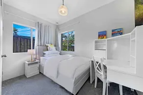 Thornleigh Free Tennis Ground Floor Suite No. 3 (800m from Train Station/Restaurant Supermarket) - Image 3