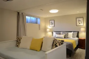 Modern Suite, King Bed, Full Kitchen, w/ Parking - Image 2