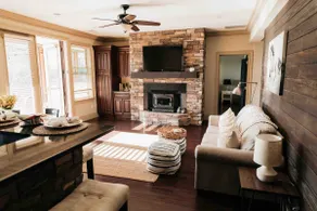 Lakefront Paradise Guest Suite Luxury Stay - Image 4