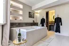 Luxury Suite with Jacuzzi & Sauna - 160M Cité - Image 3