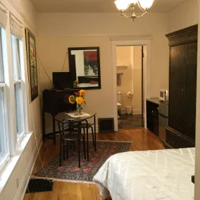 Cosmopolitan Nest in Oak Park North Side - Image 3