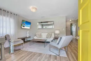 Elegant Home Central to Town, Parks & Beaches - Image 2