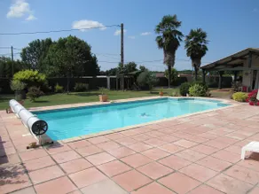 Chalet with pool & garden near town centre - Image 3