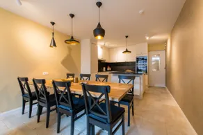 Large holiday house with free parking - Image 2